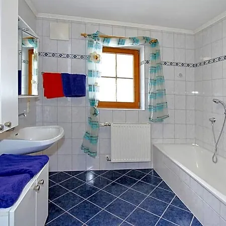 House In Near Waterfalls & Hiking Trails